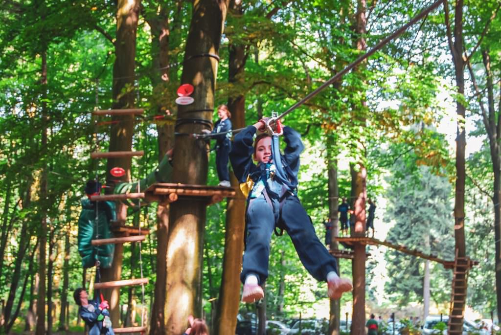 Parcours dans les arbres à l'Aventure Parc