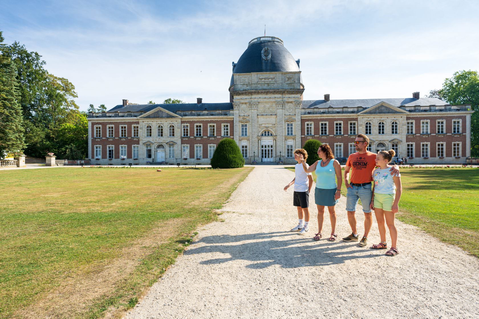 Famille devant le Château d'Hélécine
