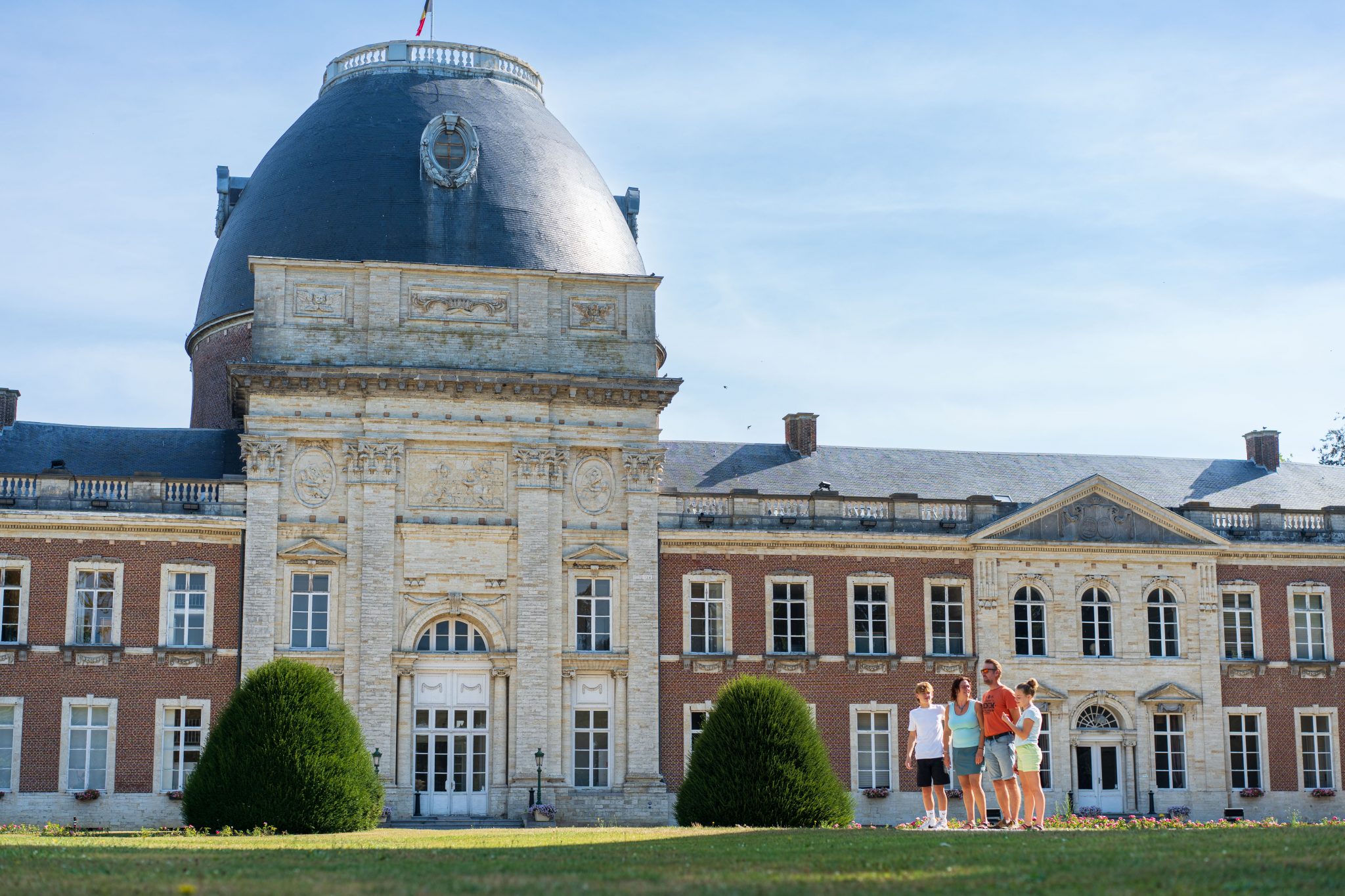 Famille devant le Château d'Hélécine