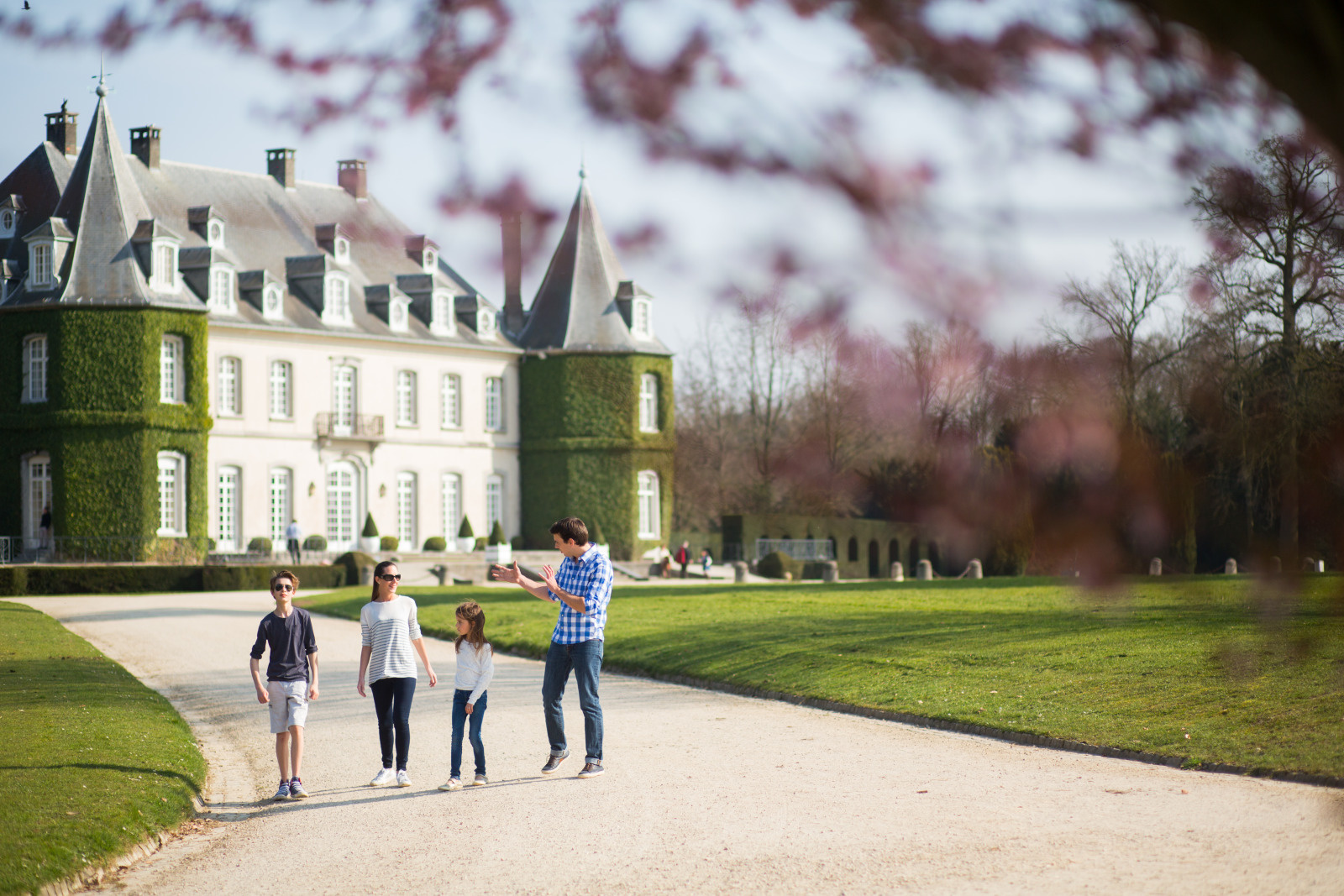 Famille devant le Château de La Hulpe