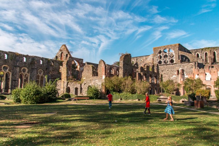 Enfants se promenant à l'abbaye de villers la ville
