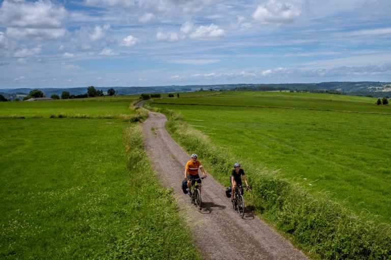Couple à vélo à travers champs