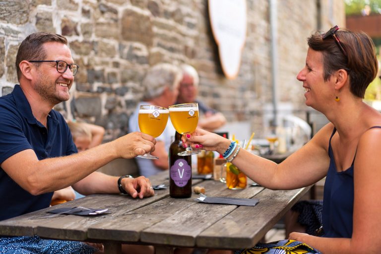 Couple qui trinque au Bistro de l'Abbaye