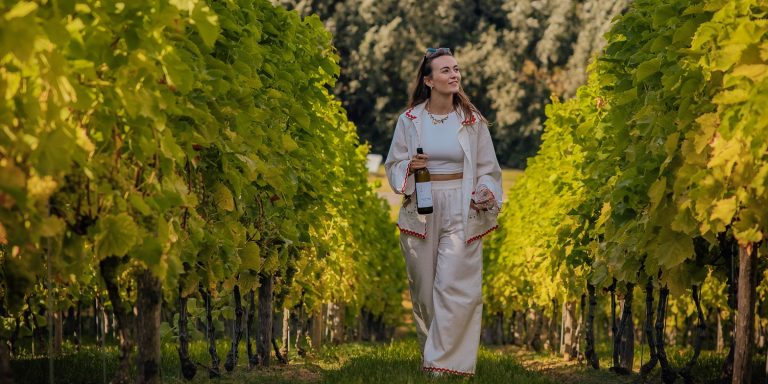 Pauline Grossen dans les vignes du Domaine de Biamont