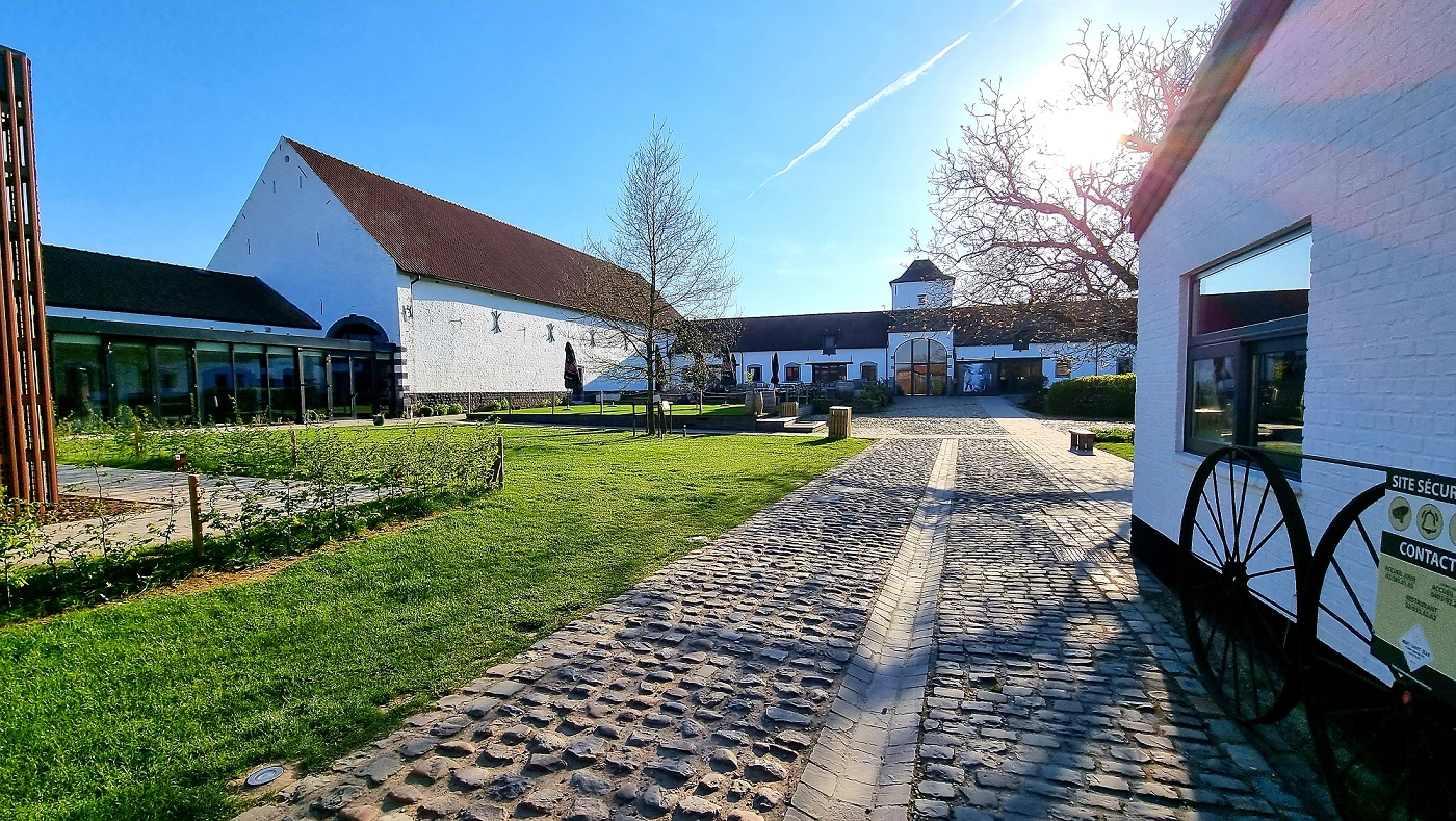 cour de la Ferme de Mont-Saint-Jean