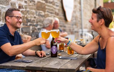 Couple qui trinque au Bistro de l'Abbaye