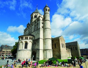 Brocante La Collégiale Ste Gertrude de Nivelles © A. Kouprianoff