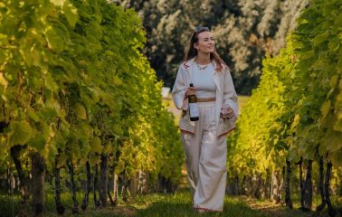 Pauline Grossen dans les vignes du Domaine de Biamont