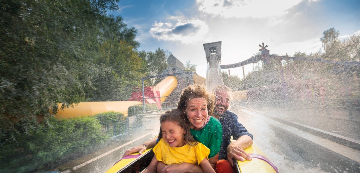 Famille dans une attraction à Walibi