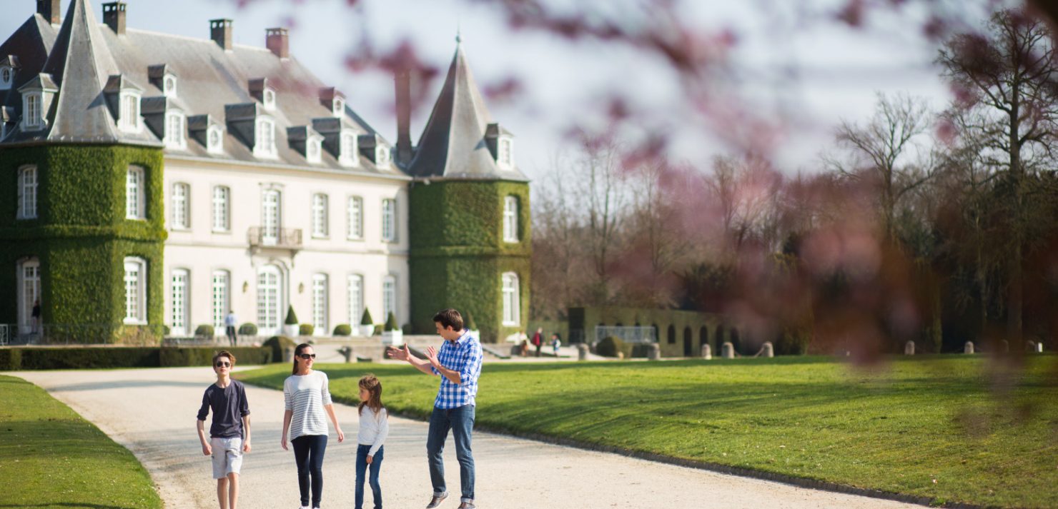 WBT-Denis Erroyaux Famille devant le Château de La Hulpe